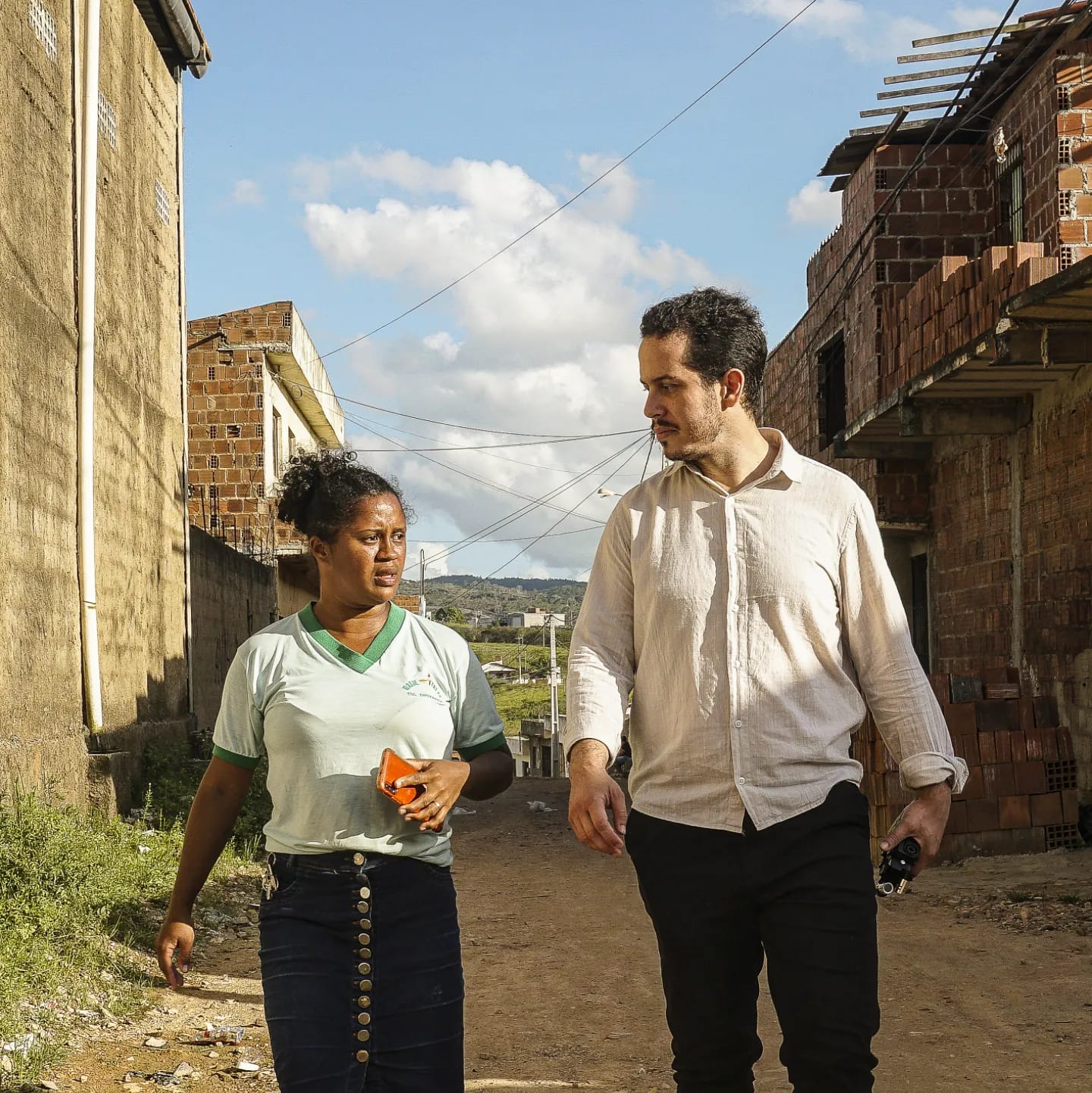André conversando com uma moradora nos bairros