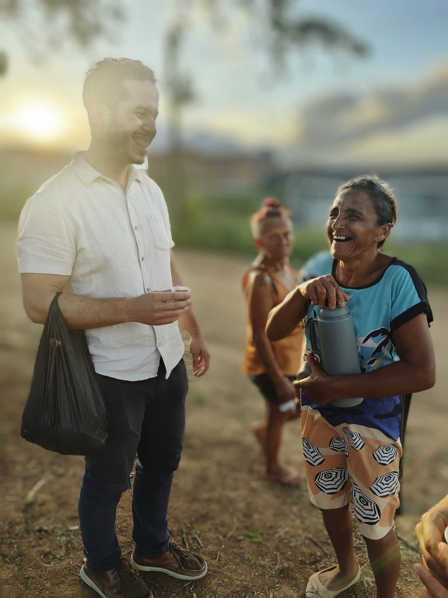 André ouvindo uma senhora durante visita comunitária